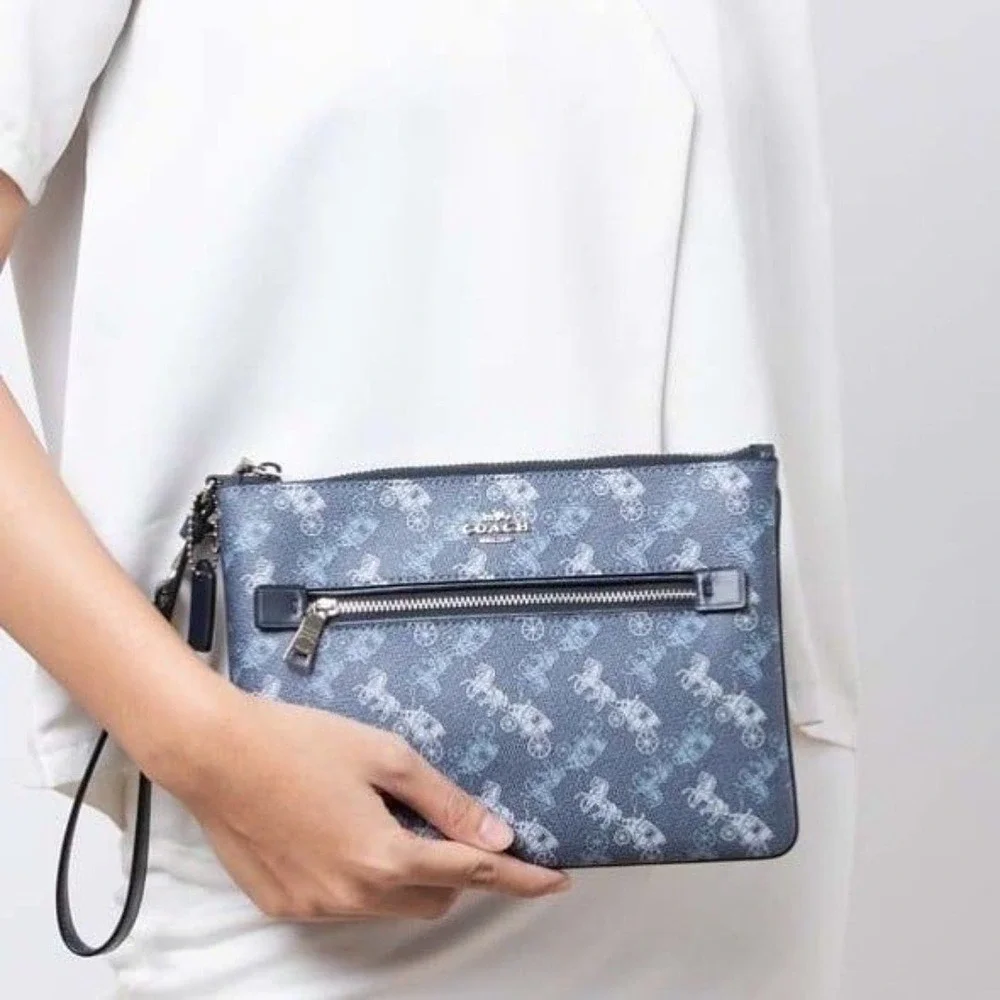 COACH GALLERY POUCH WITH HORSE AND CARRIAGE PRINT NEW